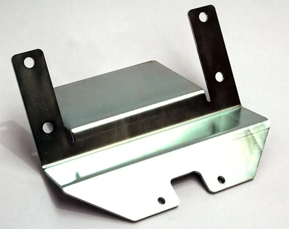 Metallhalterung mit zwei seitlichen Befestigungsblechen, gefertigt für Daikin Anwendungen, in schlichtem Design und funktionaler Form.